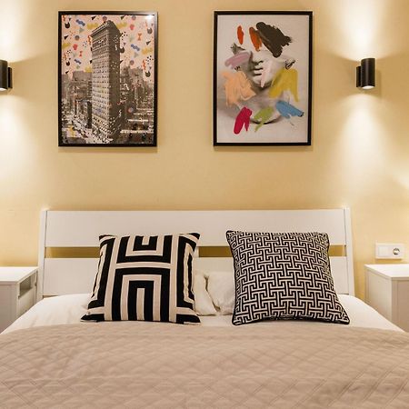 Appartement Experience City Nightlife From A Sleek Lavish Pad à Budapest Extérieur photo