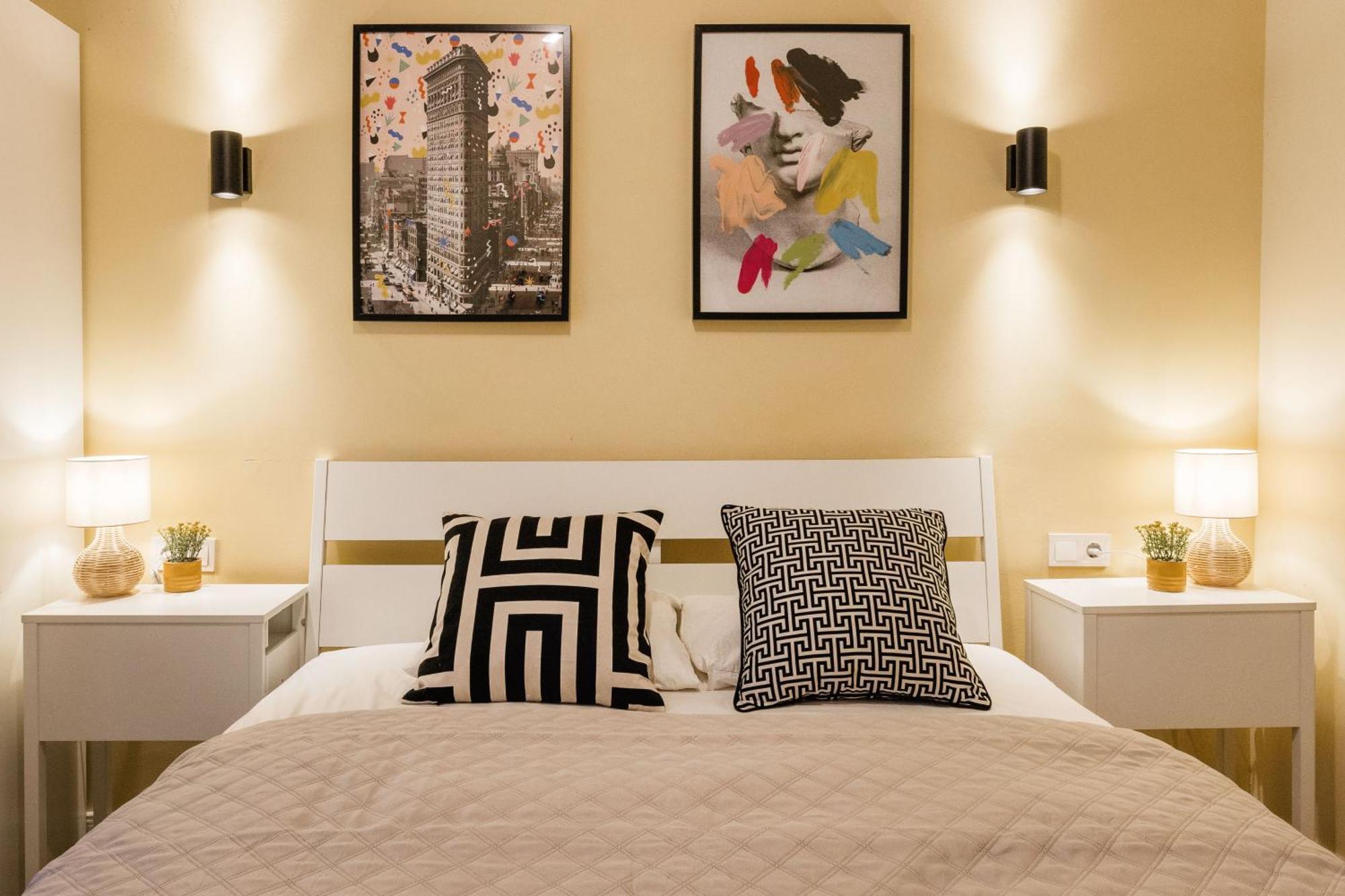 Appartement Experience City Nightlife From A Sleek Lavish Pad à Budapest Extérieur photo